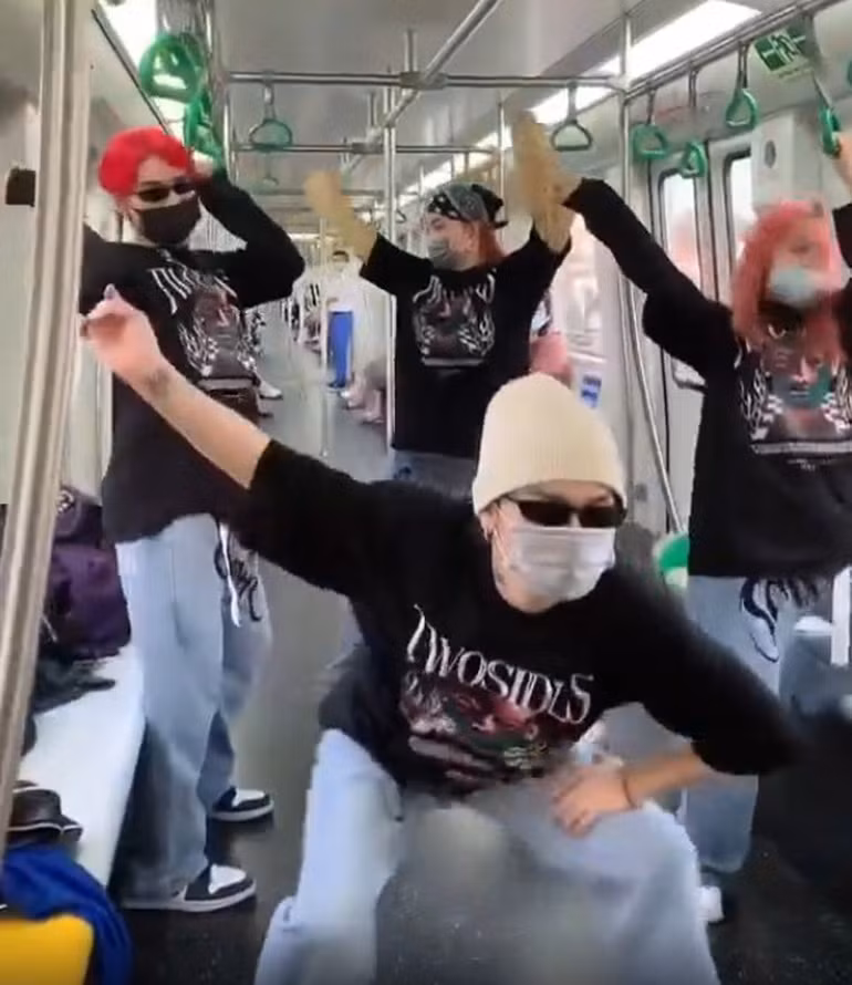 Tuy nhiên mới đây, một nhóm bạn trẻ là những TikToker đã quay clip nhảy nhót trong vòng 15 giây gây tranh cãi, đoạn clip đã thu hút được khoảng hơn 100 nghìn lượt xem chỉ sau một ngày.