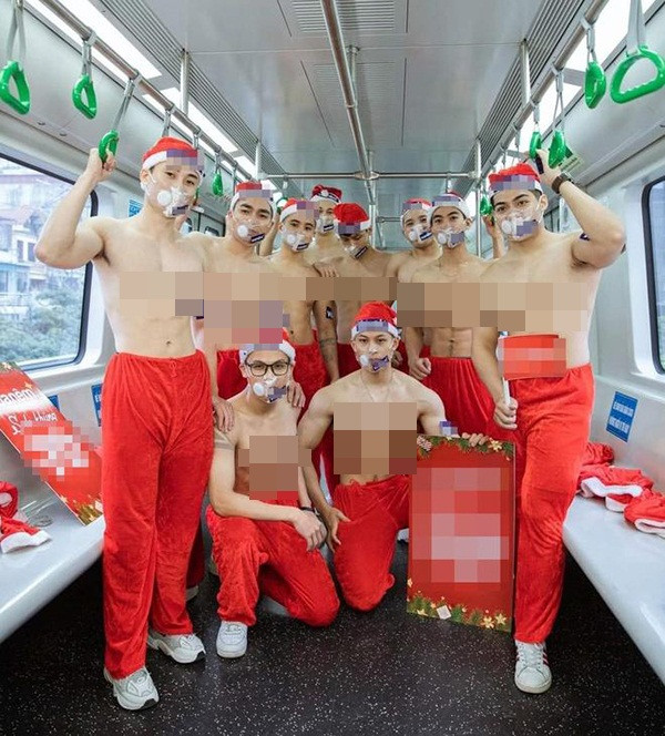 Trước đó vào ngày 11/12, hình ảnh nhóm thanh niên cởi trần tạo dáng chụp hình trong một khoang tàu, mang theo banner quảng cáo cho một chuỗi cửa hàng gây phản cảm trên mạng xã hội.