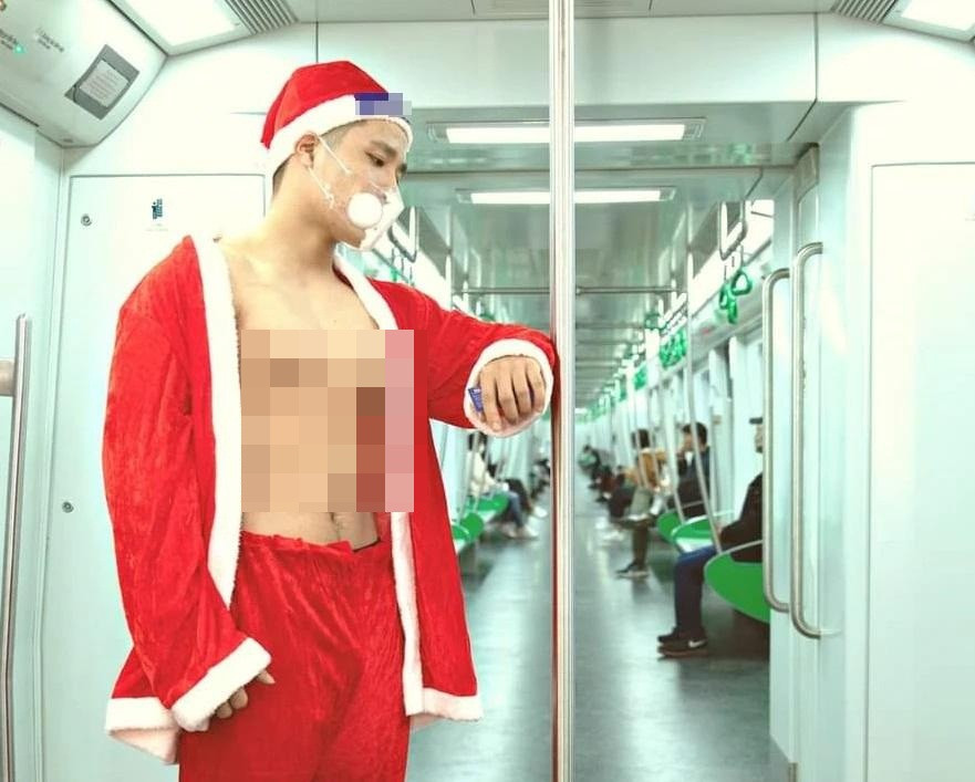 Nhóm thanh niên này ngoài chụp ảnh trên tàu điện Cát Linh - Hà Đông còn đi "diễu hành" tại nhiều địa điểm công cộng ở Hà Nội.