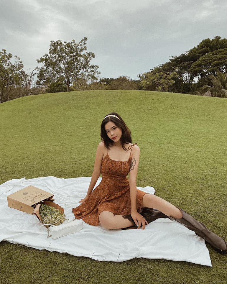 Luôn xuất hiện trên các diễn đàn chia sẻ ảnh "trai xinh gái đẹp", hot girl 2000 Nina Pham thu hút sự chú ý nhờ vẻ ngoài mang đậm nét lai Tây vốn có.