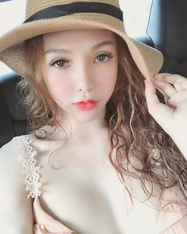 Có được ngoại hình hoàn hảo, cuộc sống của Nhật Ái cũng thay đổi hoàn toàn, cô được nhiều người yêu mến và biết đến, công việc kinh doanh trở nên thuận lợi hơn.