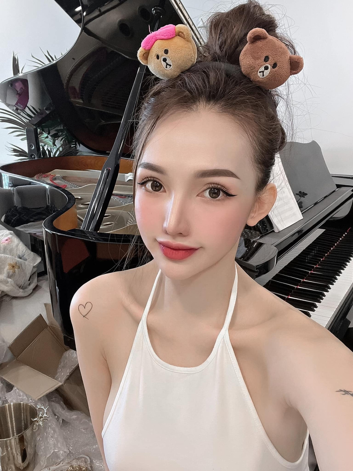 Bên cạnh sự thay đổi về nhan sắc, cuộc sống của Nhật Ái cũng trở nên hạnh phúc hơn khi tìm được người yêu hiểu và yêu mình.