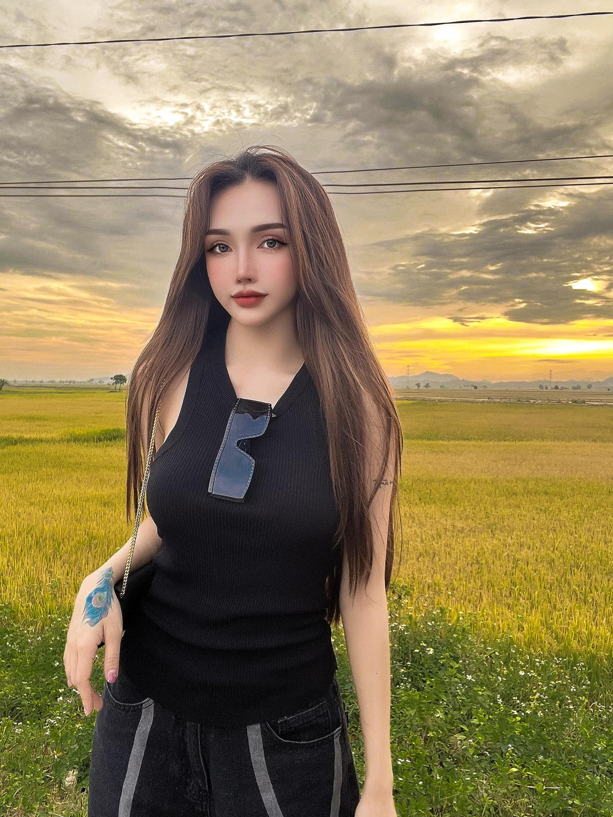 Không còn buồn vì ngoại hình, giờ đây cô bận rộn với công việc làm người mẫu ảnh, nhân viên tư vấn thẩm mỹ và bà chủ của một cơ sở kinh doanh mỹ phẩm.