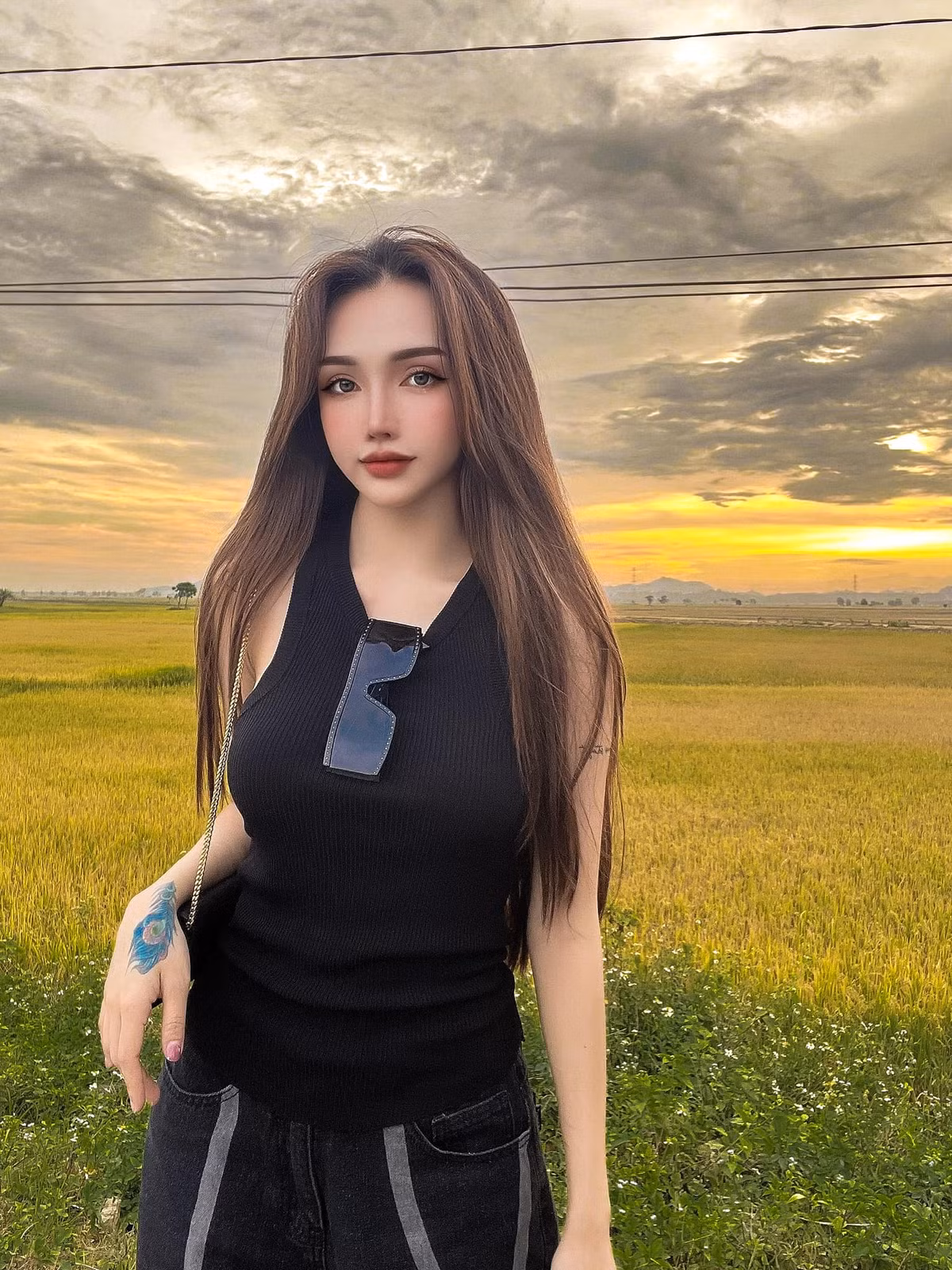 Không còn buồn vì ngoại hình, giờ đây cô bận rộn với công việc làm người mẫu ảnh, nhân viên tư vấn thẩm mỹ và bà chủ của một cơ sở kinh doanh mỹ phẩm.