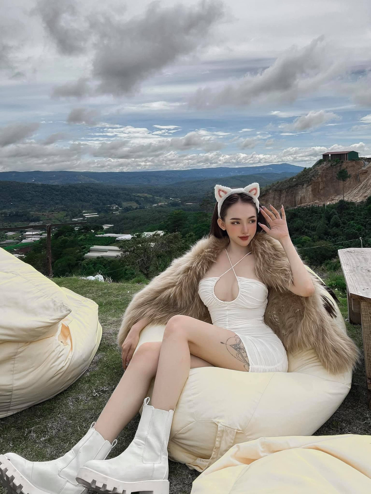 Hiện tại cô được mệnh danh là "búp bê sống" với ngoại hình xinh đẹp, gợi cảm.