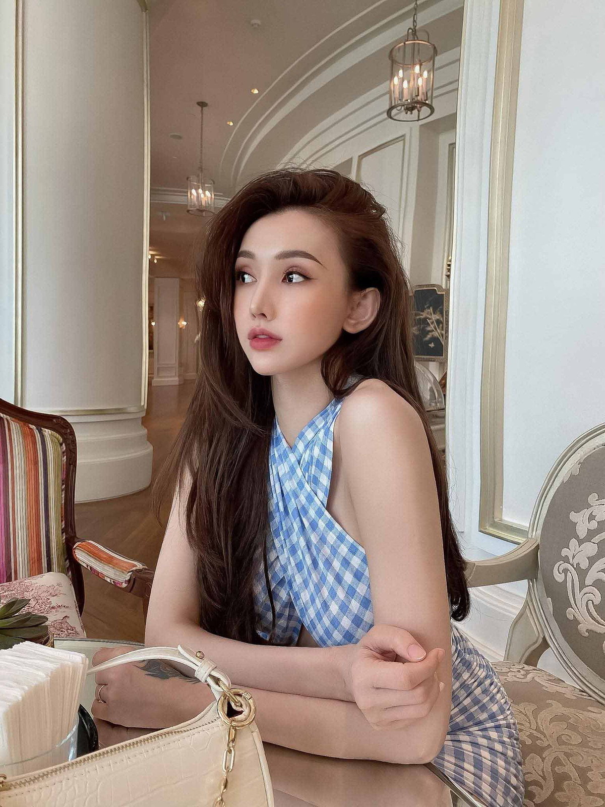 Được cộng đồng mạng ví von "hot girl thẩm mỹ", Nhật Ái bật mí người yêu cũ từng nhắn tin đòi quay lại nhưng cô từ chối vì cho rằng anh ta không xứng đáng.