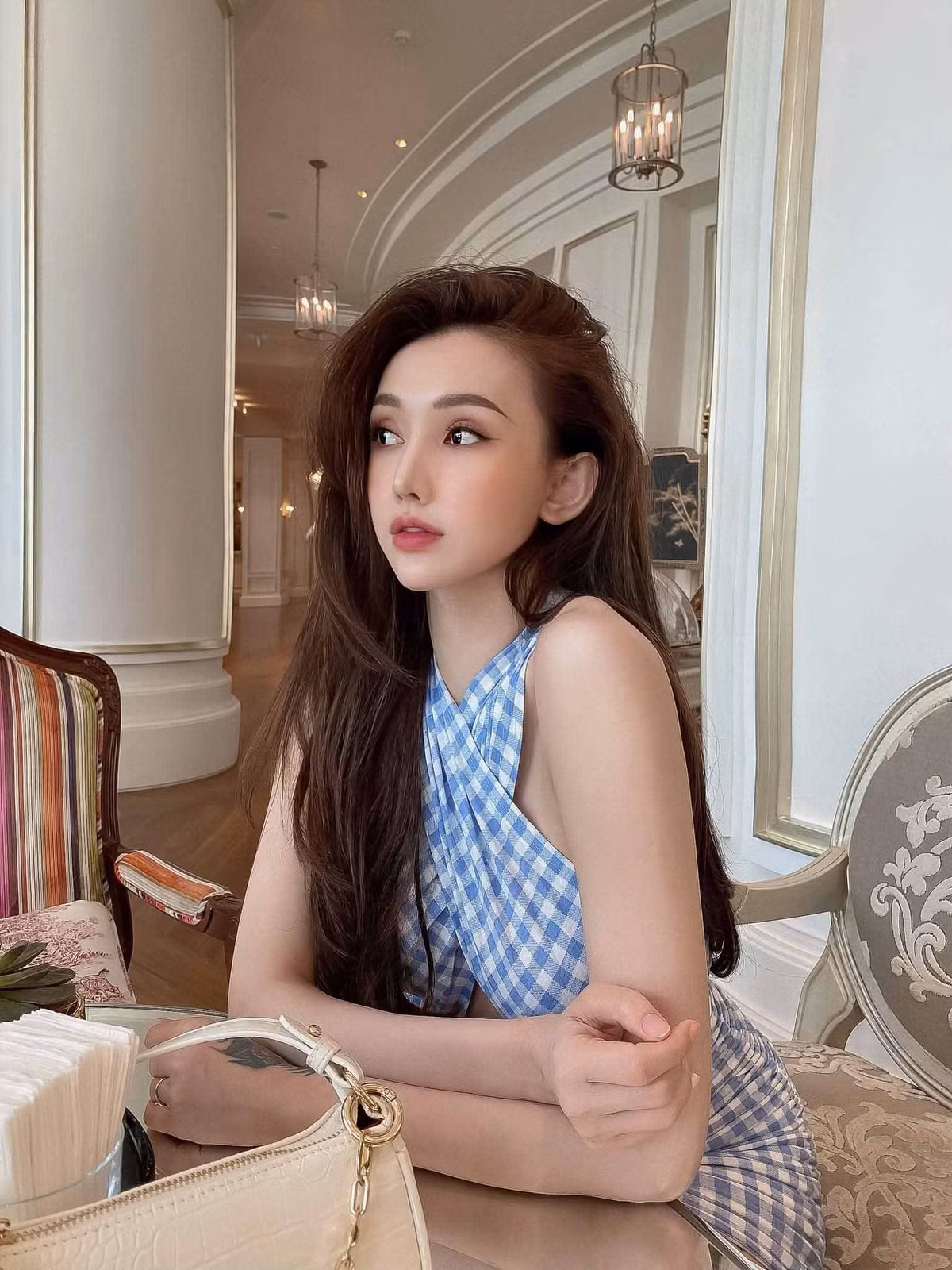 Được cộng đồng mạng ví von "hot girl thẩm mỹ", Nhật Ái bật mí người yêu cũ từng nhắn tin đòi quay lại nhưng cô từ chối vì cho rằng anh ta không xứng đáng.