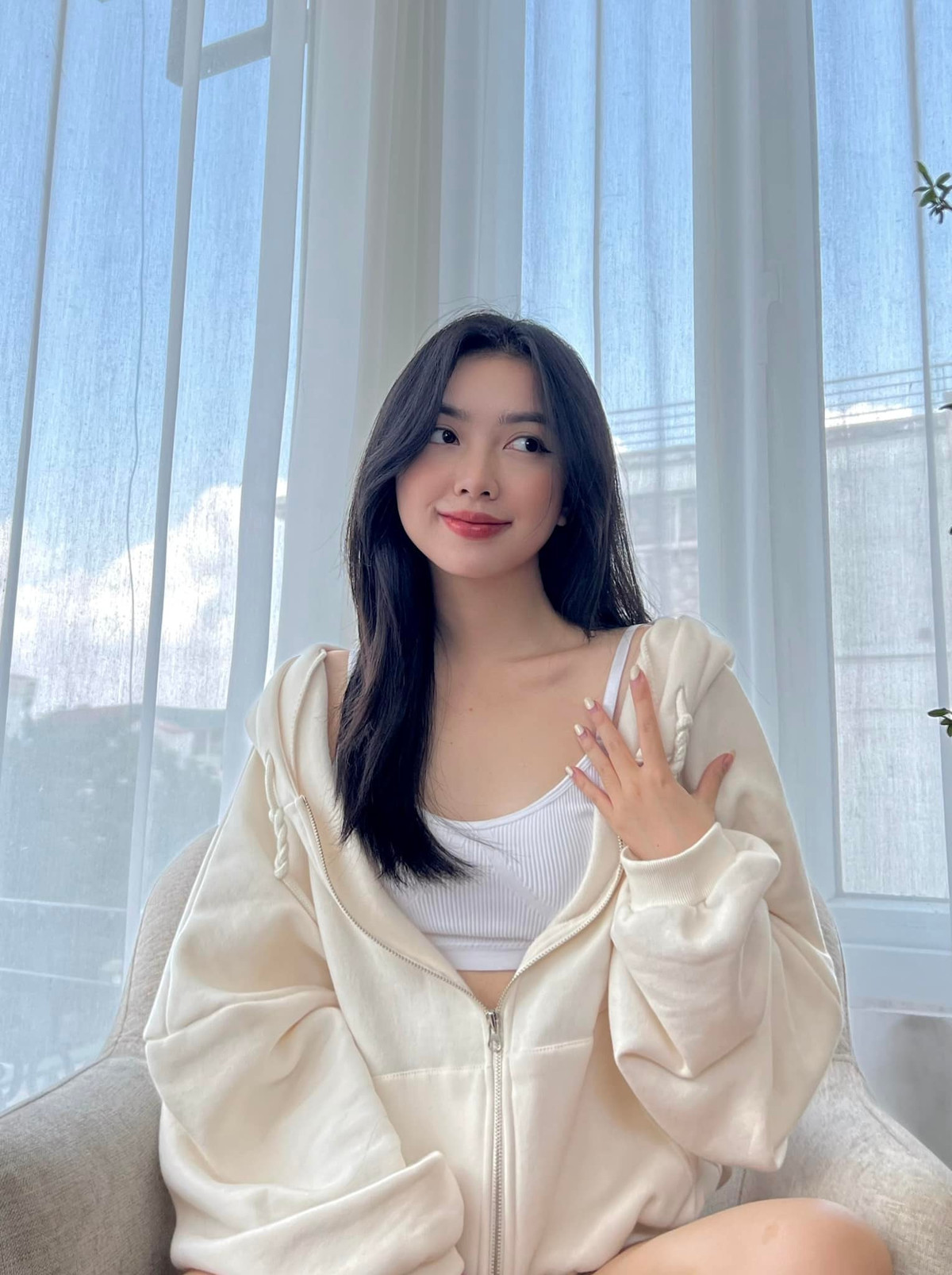 Bạn gái Đức Chinh thích phong cách tiểu thư sang chảnh, khoe hết ưu điểm vóc dáng.