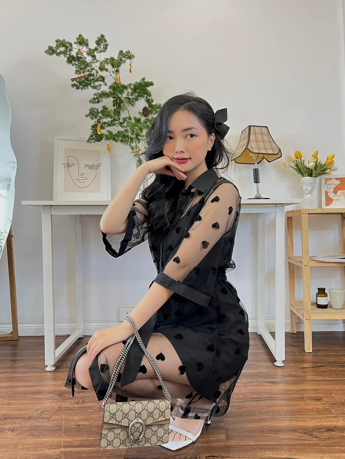 So với các cô bạn gái của những cầu thủ khác thì nàng WAG Hà Trang luôn sắc sảo và là hình mẫu lý tưởng của nhiều chị em vì phong cách thời trang quyến rũ.