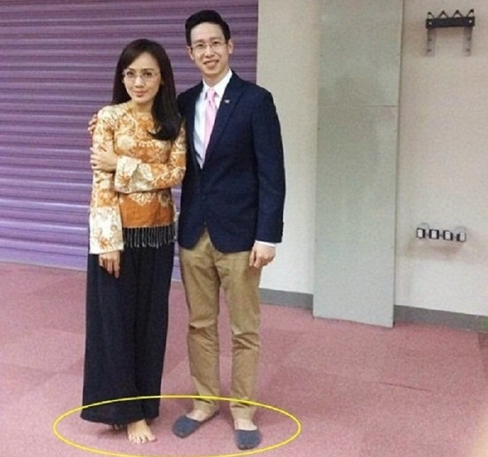 Không chỉ Hoài Anh, cả BTV Anh Tuấn cũng thường xuyên đi chân đất trong lúc ghi hình.