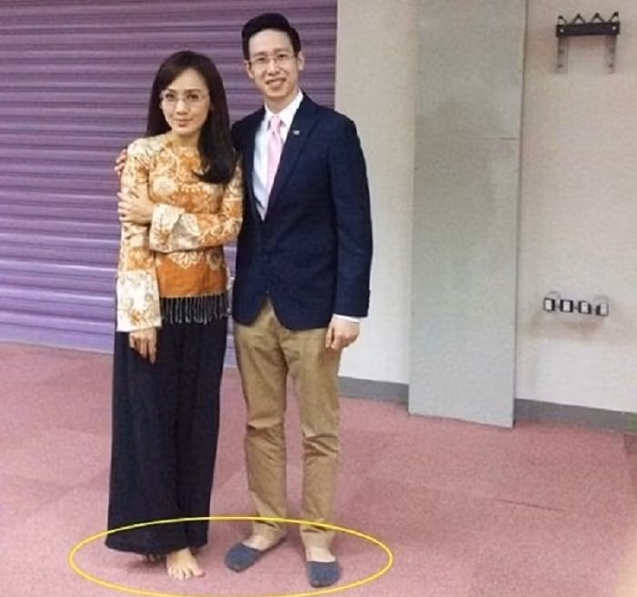 Không chỉ Hoài Anh, cả BTV Anh Tuấn cũng thường xuyên đi chân đất trong lúc ghi hình.