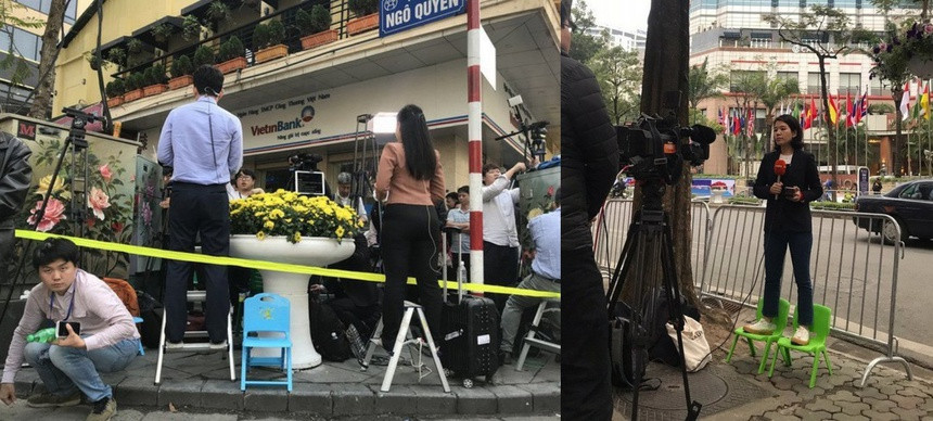 Phóng viên các đài truyền hình đều thực hiện phóng sự trực tiếp ngay trên đường phố. Để có được góc quay đẹp, các BTV phải đứng lên trên thang ngắn hoặc các ghế nhựa thấp. Ảnh: Tổng hợp