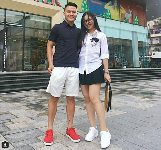 Về phía Quang Hải, chàng cầu thủ liên tục vướng tin đồn có tình mới, hiện tại anh đang có mối quan hệ đặc biệt với bạn gái tin đồn Chu Thanh Huyền.