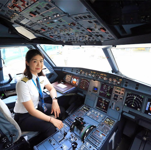 Ngoài tài năng và vẻ ngoài xinh đẹp, Đông Phương còn nổi tiếng là một người có năng khiếu âm nhạc, hội họa và thể thao. Ảnh: Tổng hợp