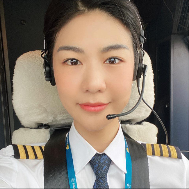 Nữ cơ trưởng Huỳnh Lý Đông Phương sở hữu diện mạo xinh đẹp và trình độ học vấn "khủng" đáng ngưỡng mộ.