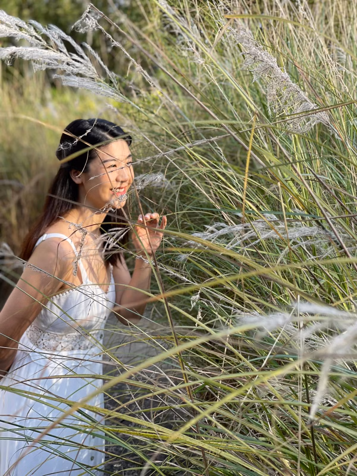 Mới đây, nữ cơ trưởng 8x đã đăng tải bức hình chụp ở bãi cỏ lau với chiếc váy trắng vô cùng thơ mộng với dòng trạng thái: "Nhờ có nắng mới thấy cầu vồng. Nhờ có anh mới thấy màu hạnh phúc".