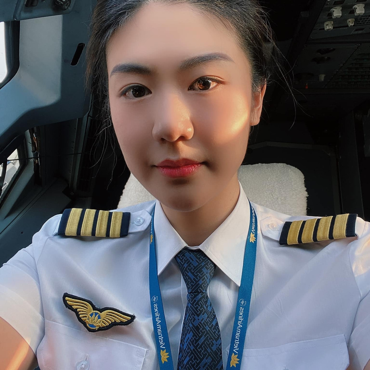 Dù đã ở ngưỡng tuổi U35 nhưng gương mặt của Huỳnh Lý Đông Phương vẫn tràn đầy nét thanh xuân, thần thái toát lên vẻ hạnh phúc của một người phụ nữ hiện đại.