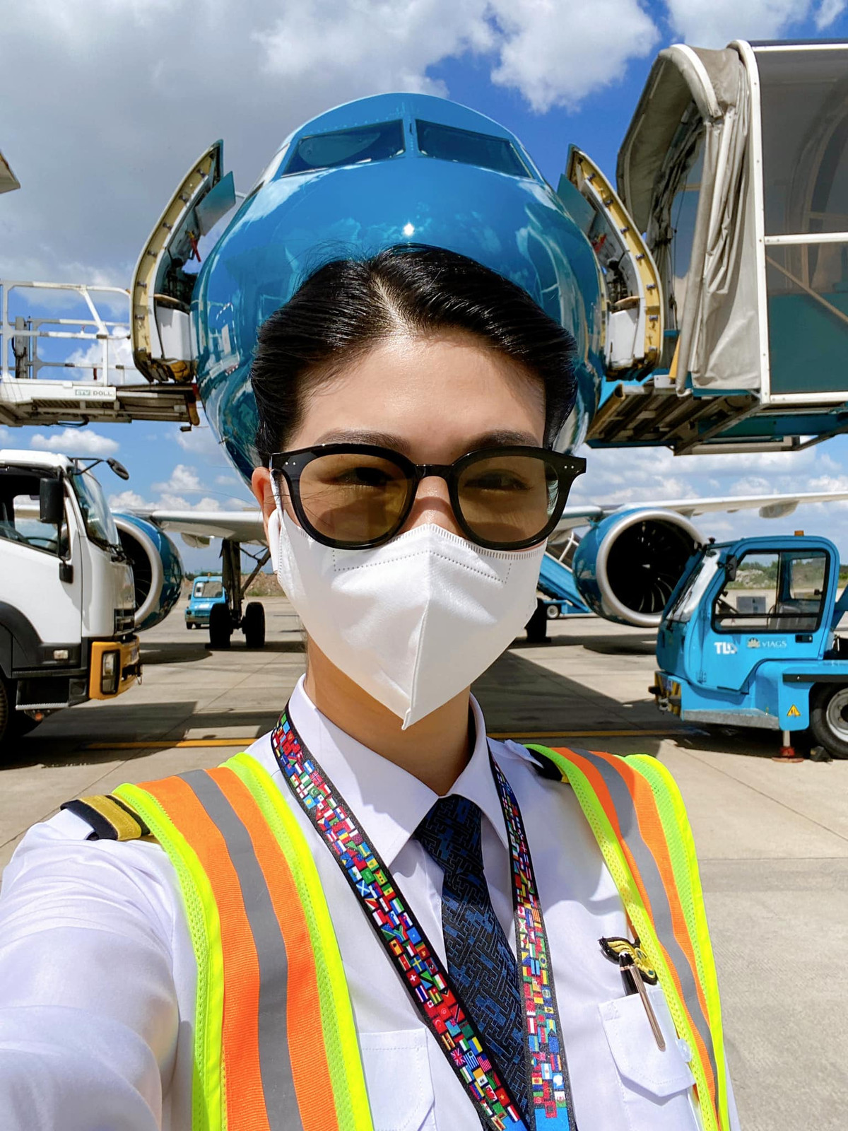 Dù đã qua cái thời xuân sắc thế nhưng Đông Phương vẫn giữ nguyên vẻ đẹp tươi trẻ, không khác gì thế hệ hot girl hàng không hiện nay.