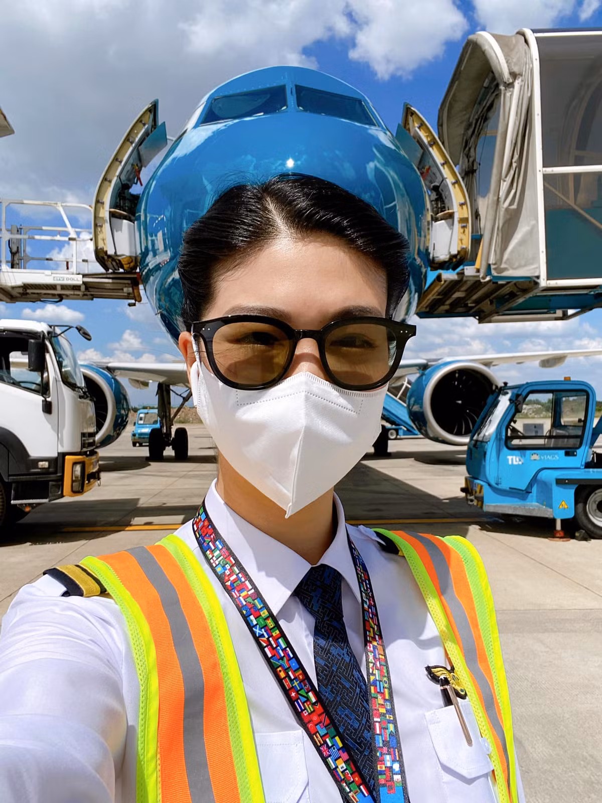 Dù đã qua cái thời xuân sắc thế nhưng Đông Phương vẫn giữ nguyên vẻ đẹp tươi trẻ, không khác gì thế hệ hot girl hàng không hiện nay.