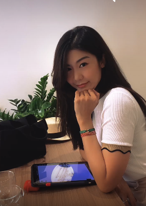 Chỉ sau hơn 1 ngày đăng tải, bức ảnh xinh như nàng thơ của nữ cơ trưởng 8X đã nhận được gần 3 nghìn lượt like cùng vô số lời khen ngợi từ cư dân mạng.