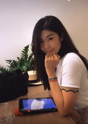 Chỉ sau hơn 1 ngày đăng tải, bức ảnh xinh như nàng thơ của nữ cơ trưởng 8X đã nhận được gần 3 nghìn lượt like cùng vô số lời khen ngợi từ cư dân mạng.