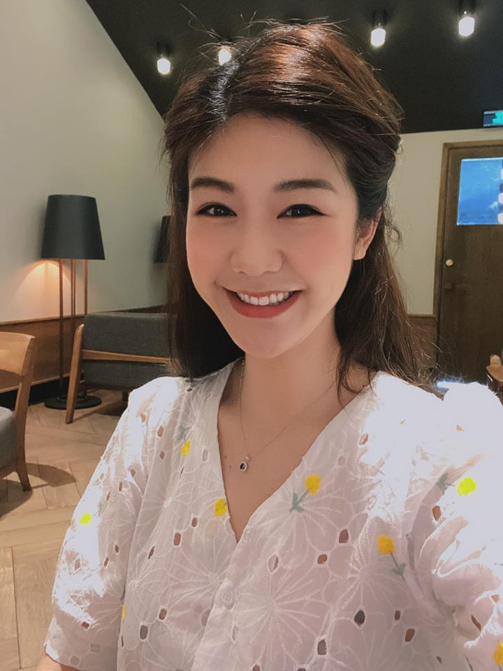 Cô bắt đầu làm việc cho hãng hàng không Vietnam Airlines từ năm 2010 sau hơn 2 năm tham gia khóa đào tạo phi công tại Montpellier (Pháp).