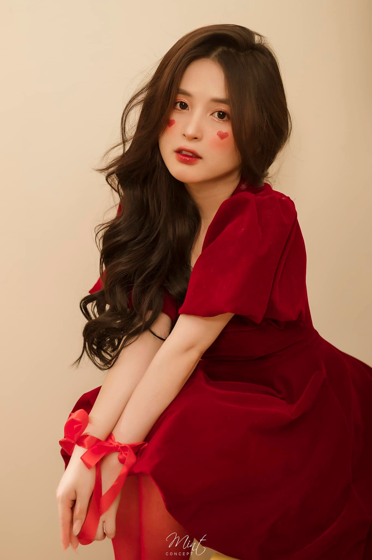 Mọi khoảnh khắc trong chiếc váy đỏ của nữ streamer luôn được người hâm mộ khen ngợi.