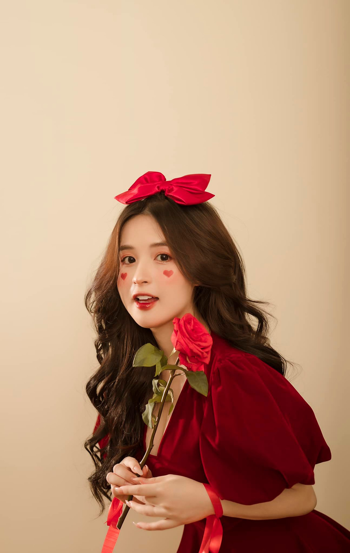 Thảo Nari vẫn luôn trung thành với phong cách đáng yêu, nhẹ nhàng. Kết hợp với tone trang điểm Hàn Quốc tự nhiên khiến cô ngày càng trẻ trung và xinh đẹp.