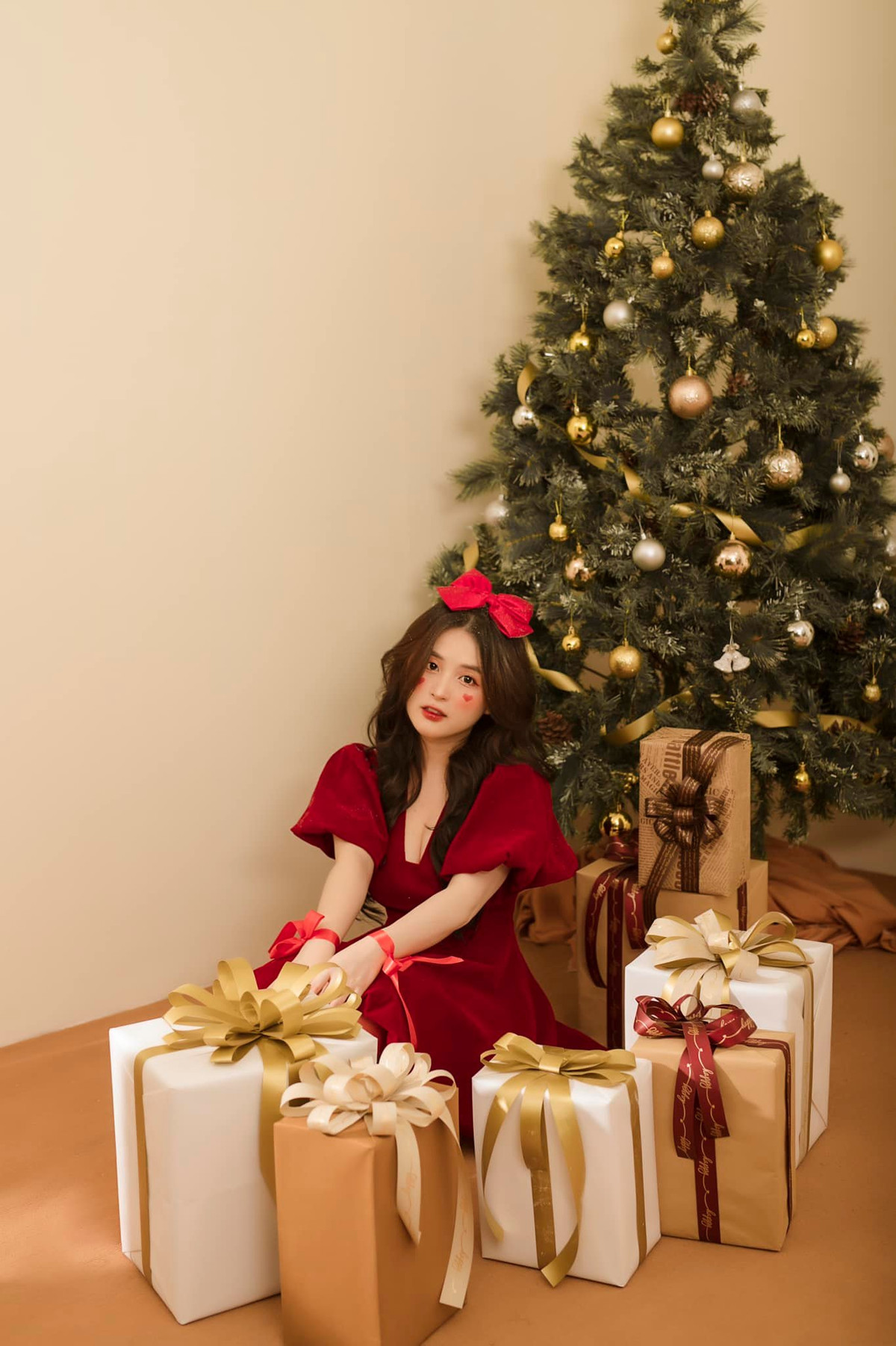 Vốn dĩ sở hữu nhan sắc đáng yêu nên bộ ảnh đón Giáng Sinh này của Thảo Nari nhanh chóng nhận về tương tác khá lớn.