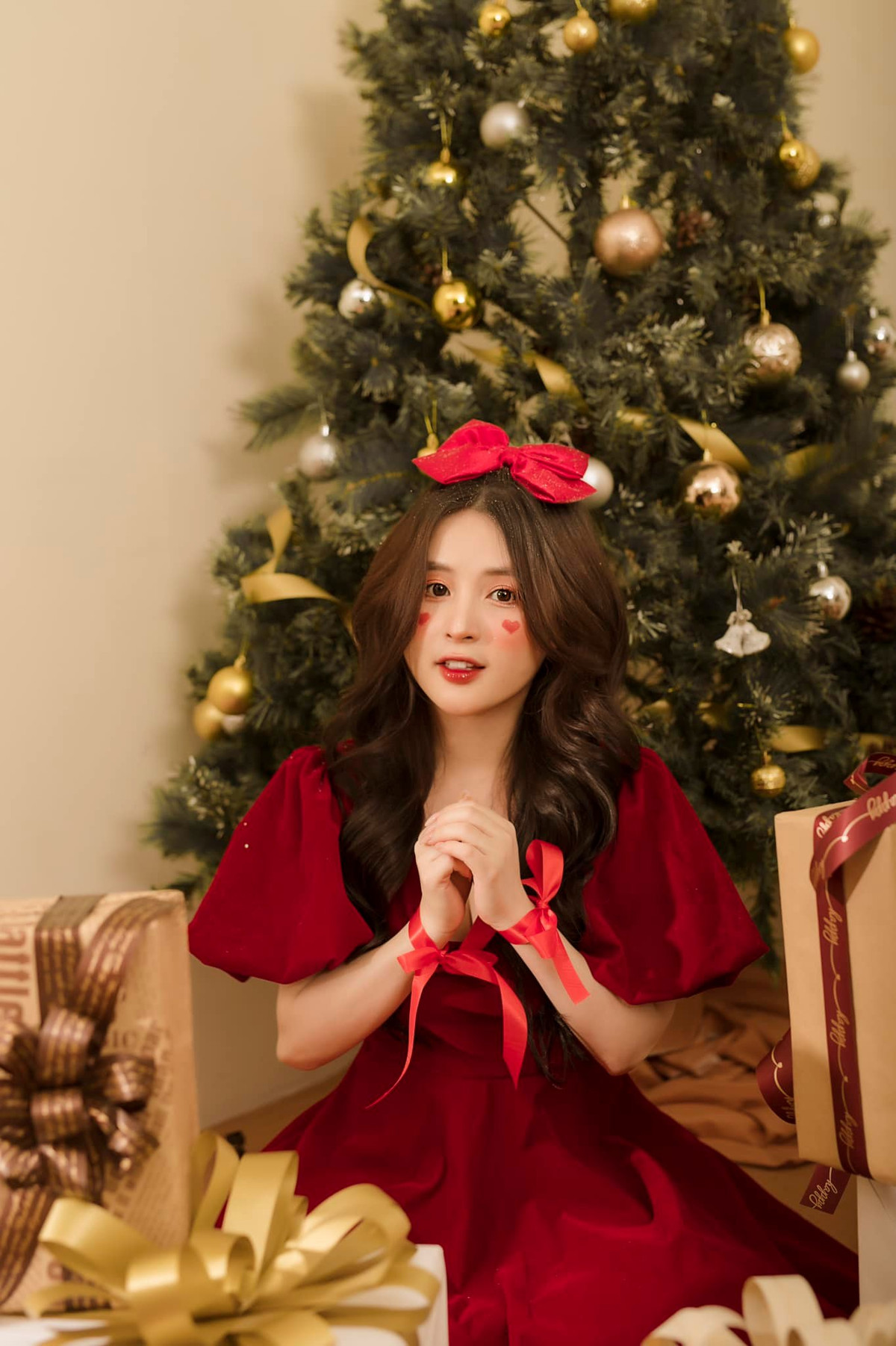 Vẫn với phong cách dịu dàng, nhẹ nhàng thường thấy, nàng hot girl dân tộc Thảo Nari diện chiếc váy đỏ với điểm nhấn là hai hình trái tim trên má.