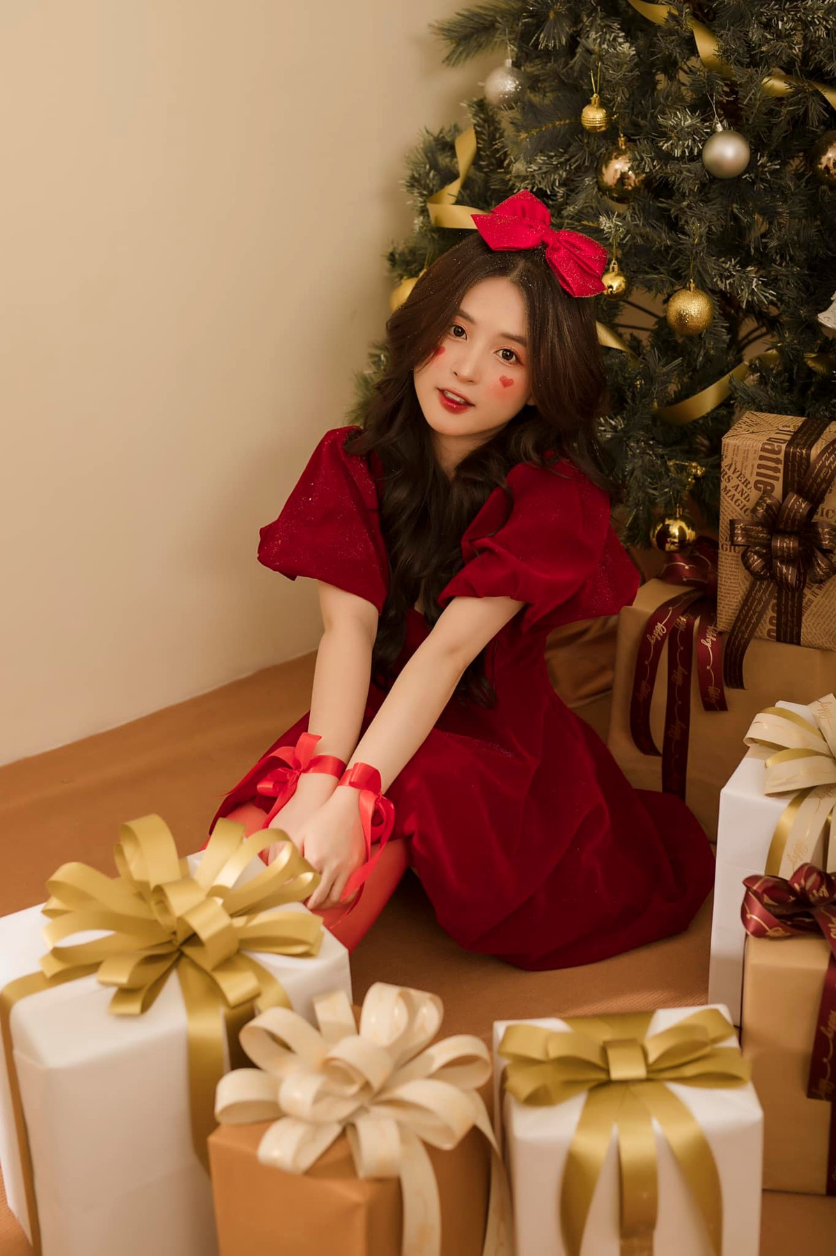 Cô được nhận xét là quyến rũ gấp bội với thân hình đầy đặn từ sau khi "theo chồng bỏ cuộc chơi".