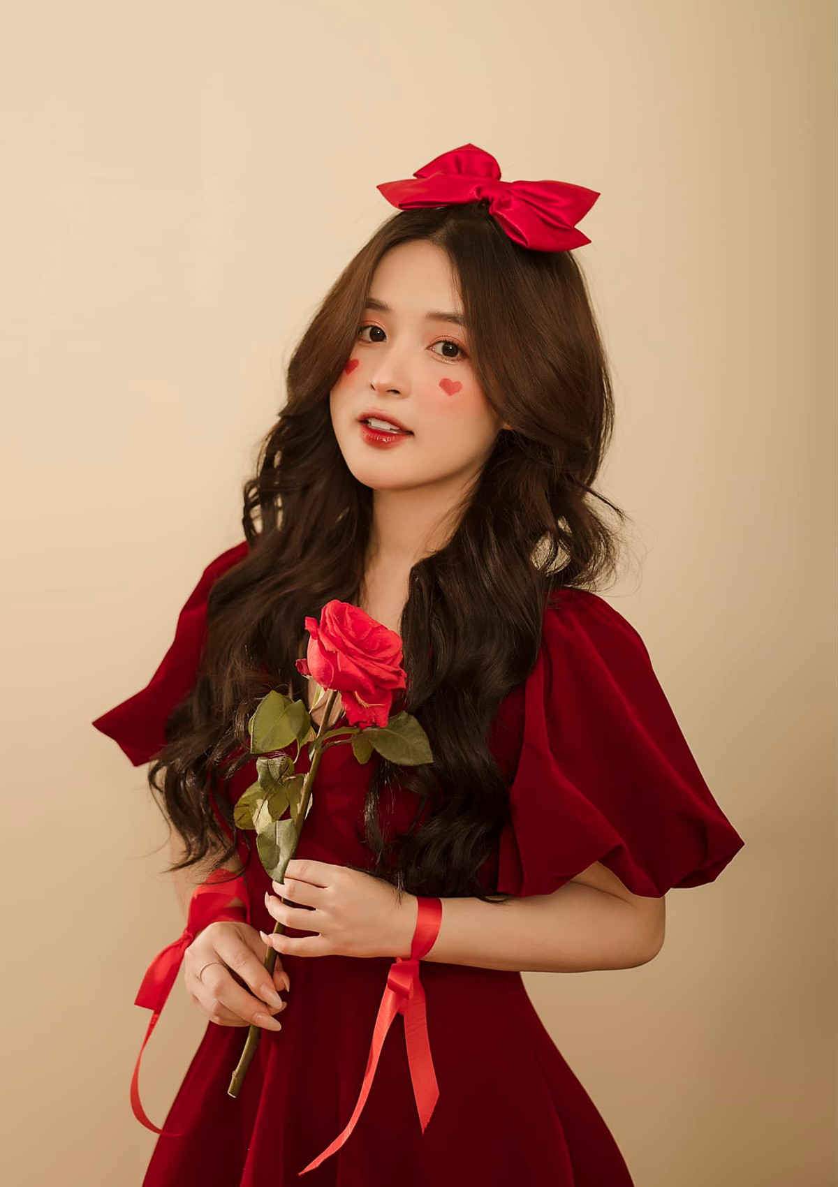 Nhiều cư dân mạng cho rằng gái xinh 9x đã thực sự "lột xác" hoàn toàn bởi trước đó cô luôn giữ hình ảnh trong trẻo, đáng yêu và kín đáo.