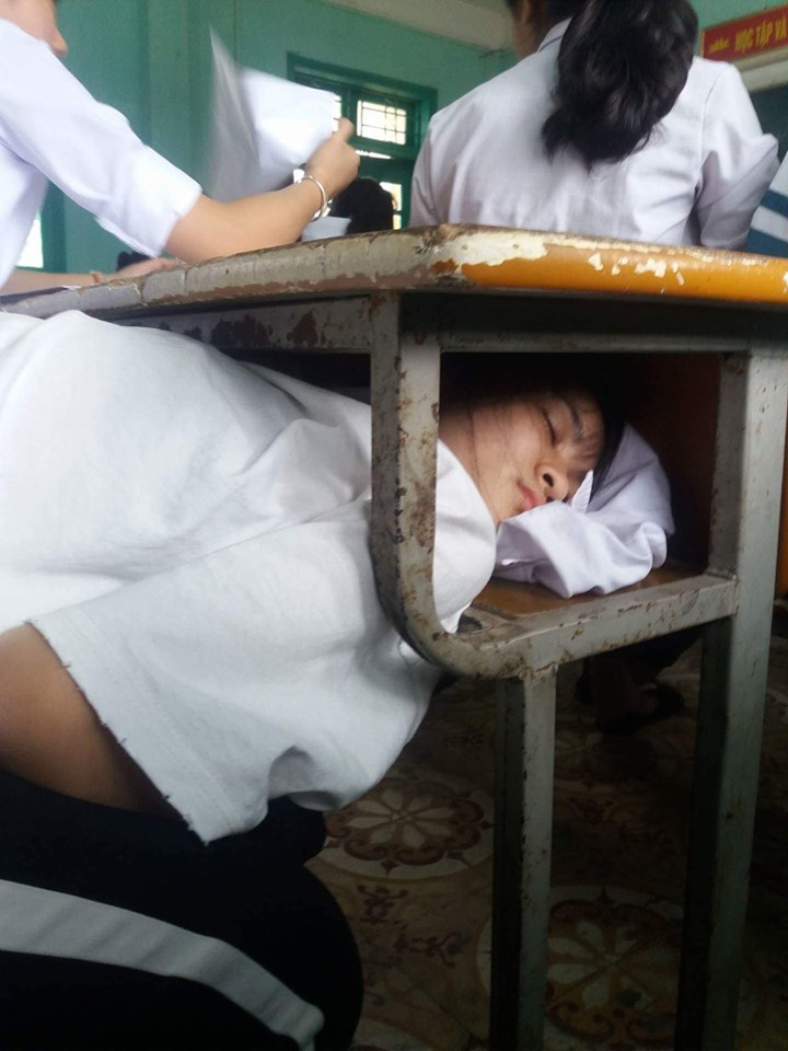 Chui vào gầm bàn cho kín đáo, đố cô giáo phát hiện được. Ảnh: Tổng hợp Facebook