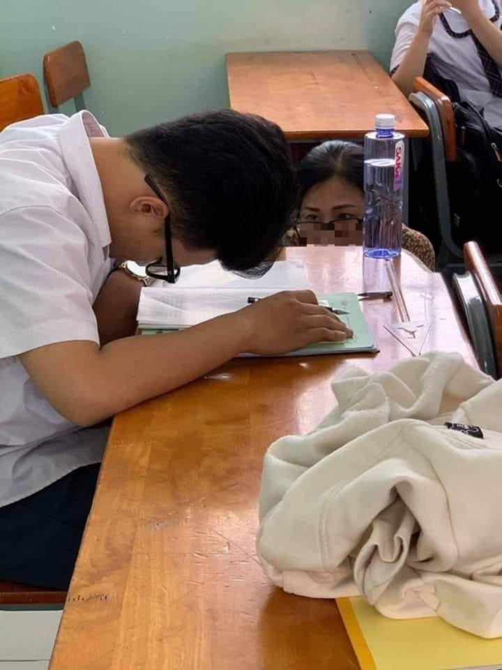 Khi bạn ngủ gật và bị cô giáo bắt quả tang.