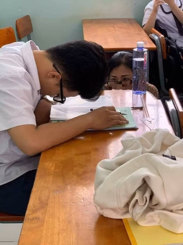 Khi bạn ngủ gật và bị cô giáo bắt quả tang.