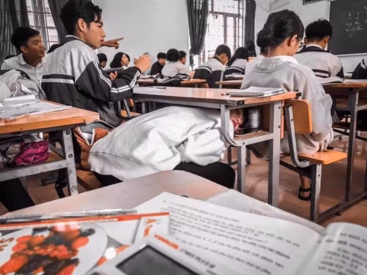 Hộc bàn - bạn đồng hành "đa năng" của mọi thế hệ học sinh.