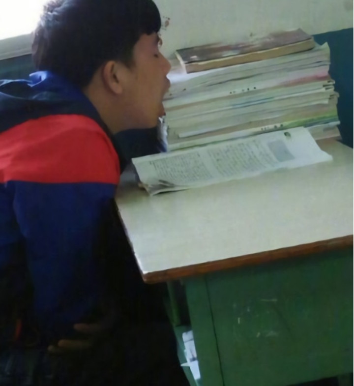 Muôn vàn tư thế ngủ gật "bá đạo" của hội học trò đã khiến cả cõi mạng được phen ôm bụng cười, nhận được hàng chục nghìn lượt like và tương tác.