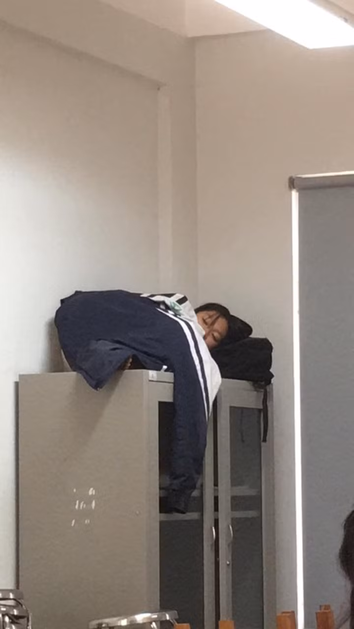 Cô bạn ngủ say sưa trên nóc tủ trong lớp học khiến cư dân mạng thích thú.