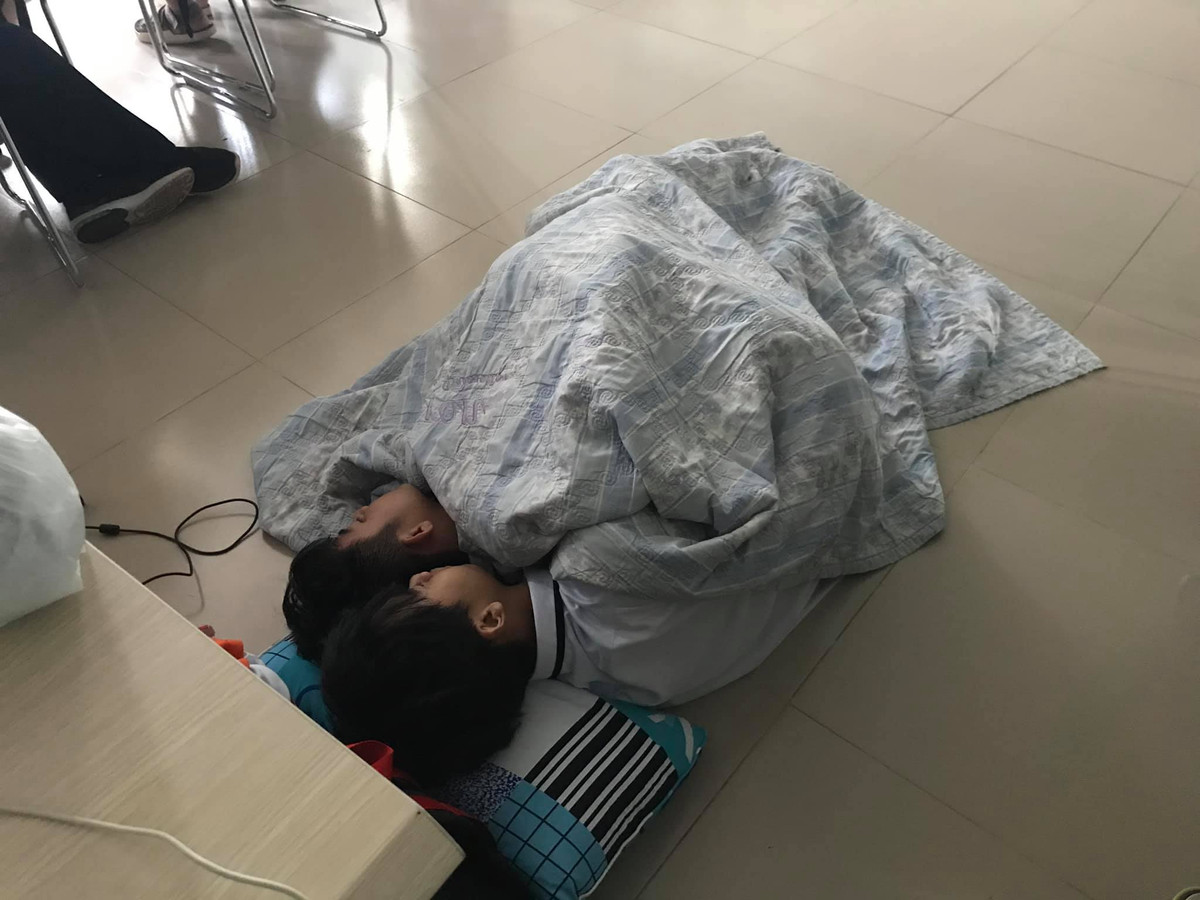 Trống tiết thì mình chải chiếu, đắp chăn ra sàn lớp làm giấc thôi.