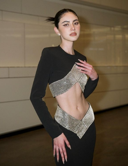 Loạt hình ảnh với sắc vóc mảnh mai và cuốn hút của Davika khiến người xem không thể rời mắt.