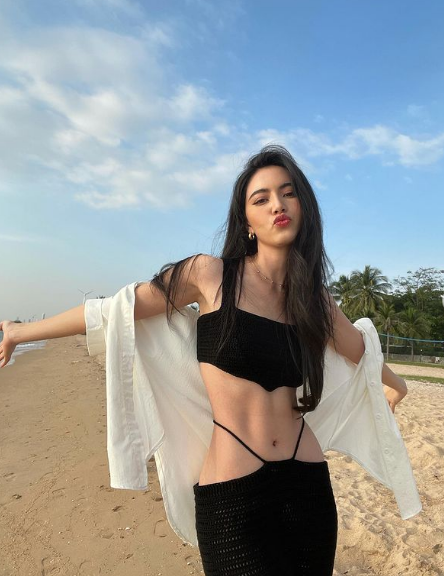 Đặc biệt ở góc nghiêng, vòng eo nhỏ đến mức khó tin của nữ minh tinh khiến dân tình choáng nặng.