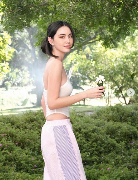 Chỉ sau ít giờ đăng tải, những hình ảnh mới đã giúp nàng "ma nữ" có được hơn 800.000 lượt "thả tim".