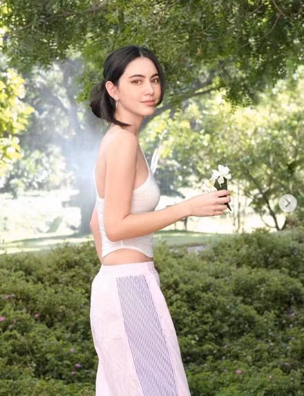 Chỉ sau ít giờ đăng tải, những hình ảnh mới đã giúp nàng "ma nữ" có được hơn 800.000 lượt "thả tim".