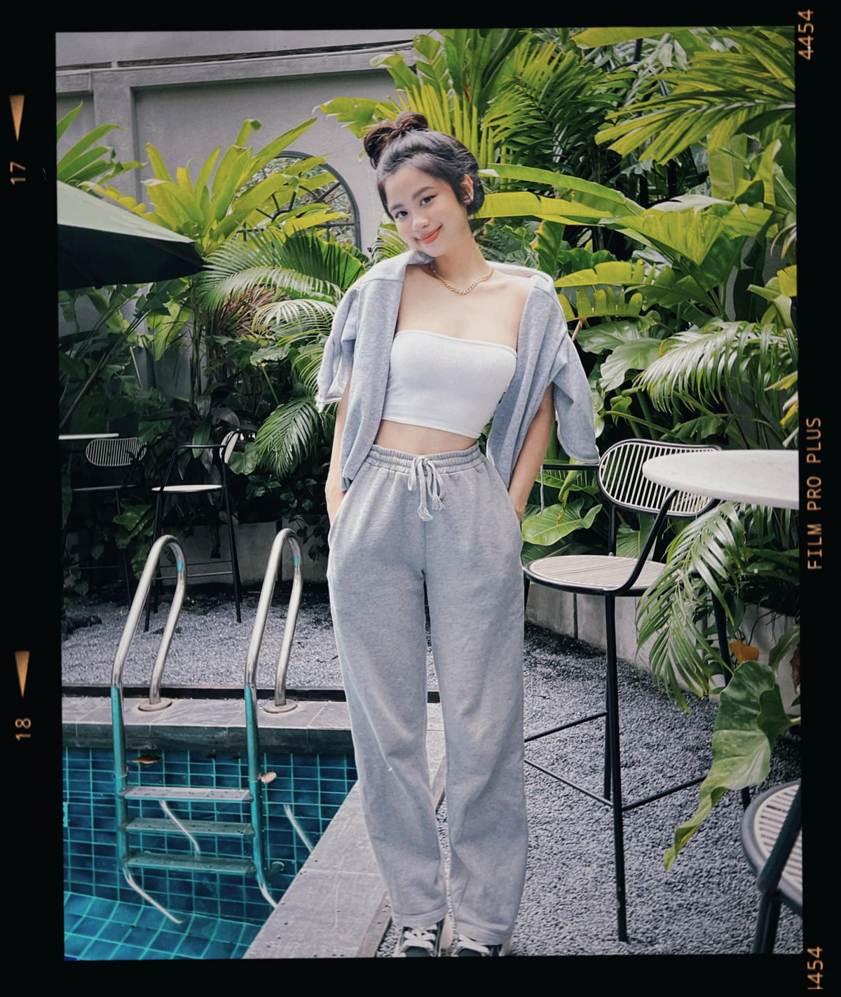 Dù đã trả lời và tag tên shop thế nhưng lại xuất hiện thanh niên không ngừng việc hỏi lại liên tục. Ngay lập tức, Hàn Hằng đã trả lời khá gắt và có từ chửi thề, comment này của Hàn Hằng bị cư dân mạng "đào lại" và tranh cãi tưng bừng. Ảnh: Tổng hợp