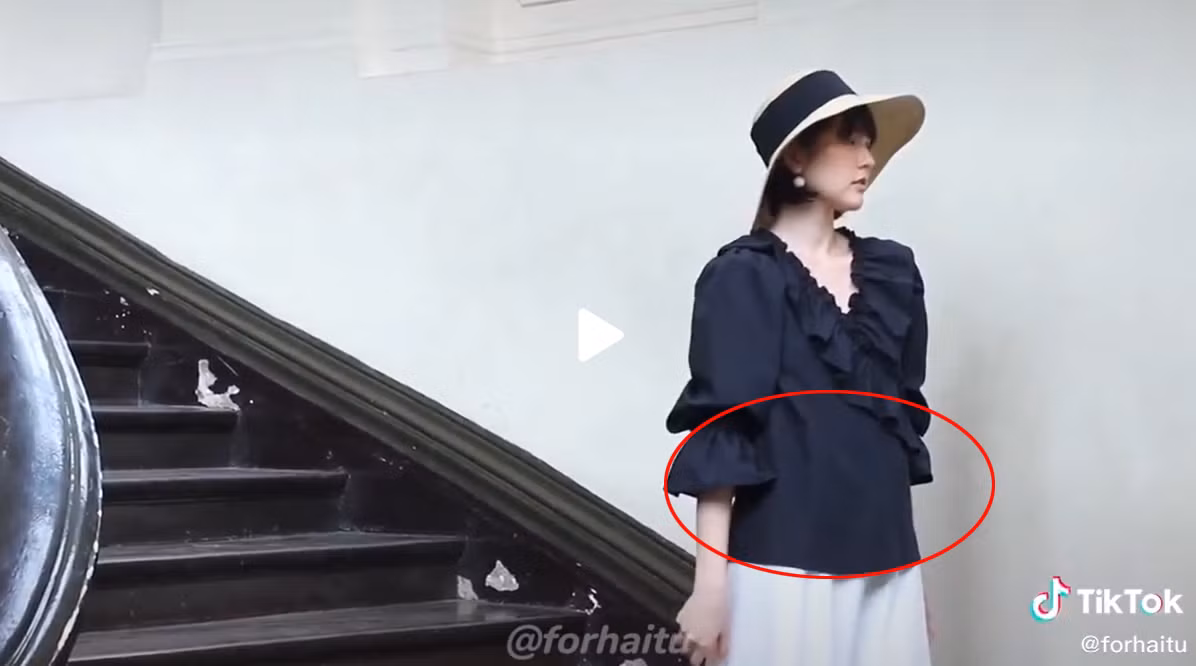 Ngoài ra, việc thường xuyên diện những trang phục khá rộng rãi cũng làm netizen càng thêm nghi ngờ về việc cô nàng có thể đã sinh con. Tuy nhiên trên đây chỉ là những suy đoán của cư dân mạng, bản thân người trong cuộc vẫn chưa lên tiếng chính thức.