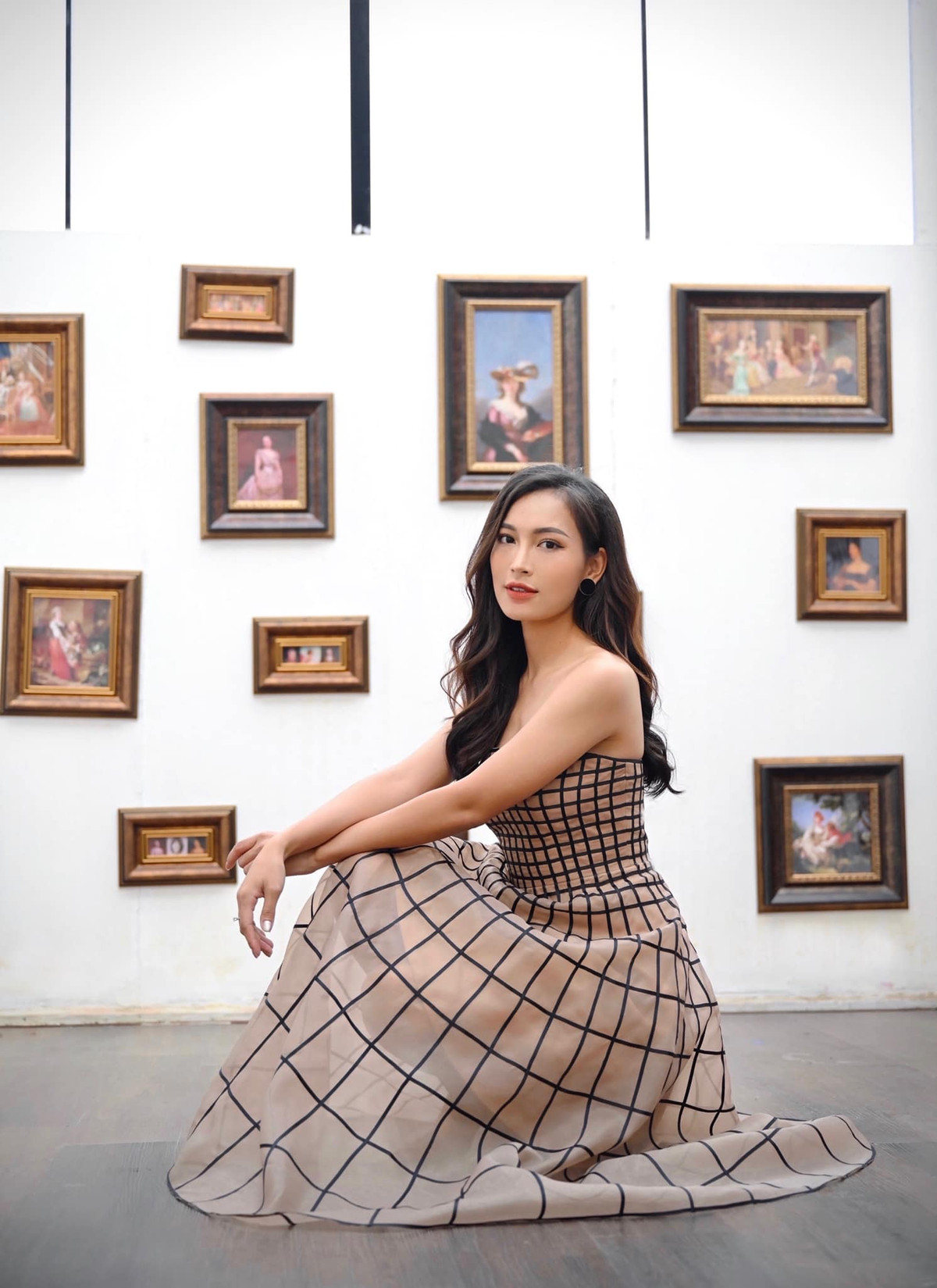 Không chỉ xinh đẹp, duyên dáng mà Linh Thủy còn là một cô gái đầy tài năng cùng lối dẫn vô cùng chuyên nghiệp.