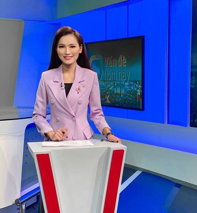 Nữ BTV gây ấn tượng bởi gương mặt xinh đẹp, cùng lối dẫn lưu loát. Tuy nhiên sau thời gian vắng bóng, Linh Thủy xuất hiện trở lại bản tin Thời sự lúc 19h khiến nhiều người không khỏi bất ngờ.