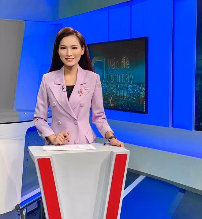 Nữ BTV gây ấn tượng bởi gương mặt xinh đẹp, cùng lối dẫn lưu loát. Tuy nhiên sau thời gian vắng bóng, Linh Thủy xuất hiện trở lại bản tin Thời sự lúc 19h khiến nhiều người không khỏi bất ngờ.