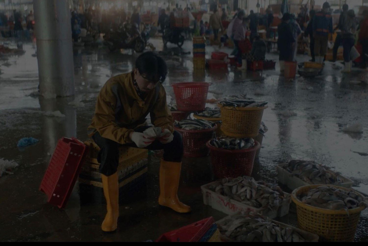 Ngay sau khi phát hành, bài hát mới của Đen Vâu đã lọt Top 1 trending YouTube, trở thành đề tài chế ảnh của cư dân mạng.