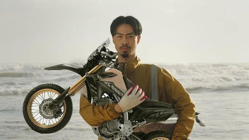 Thay vì mang tiền về cho mẹ, netizen đã chế thành mang xe về cho mẹ. Ảnh: Hồ Bảo